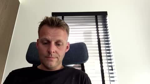 Snapshot of max_straight_1 chatting on 06-05-26, 11:38 Max take off clothes online show from 06-05-26, 11:38