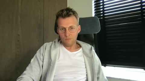 Snapshot of max_straight_1 chatting on 06-08-26, 01:11 Max take off clothes online show from 06-08-26, 01:11