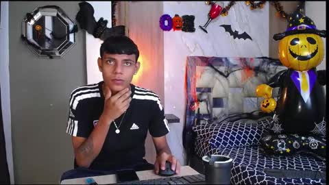 Snapshot of max_willians_ chatting on 10-21-25, 04:57 max online show from 10-21-25, 04:57