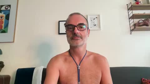 Snapshot of maxbow chatting on 10-21-25, 02:51 Max Mikado online show from 10-21-25, 02:51