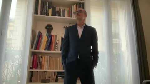 Snapshot of maxbow chatting on 12-01-25, 01:38 Max Mikado online show from 12-01-25, 01:38