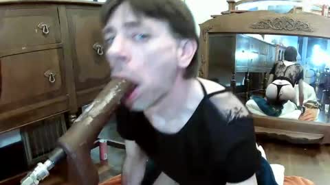 Snapshot of maxjr8008 chatting on 10-06-25, 08:17 maxjr8008 online show from 10-06-25, 08:17