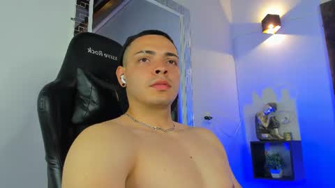 Snapshot of maxwell_dupont chatting on 06-18-26, 10:14 MAX online show from 06-18-26, 10:14