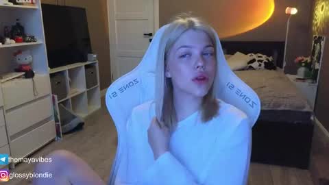 Maya online show from 04-17-26, 03:53