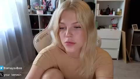 Snapshot of maya_blonde18 chatting on 06-27-26, 03:33 Maya online show from 06-27-26, 03:33