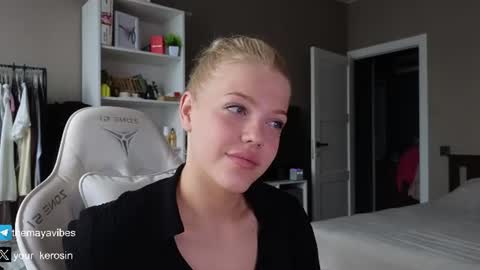 Snapshot of maya_blonde18 chatting on 06-29-26, 03:46 Maya online show from 06-29-26, 03:46