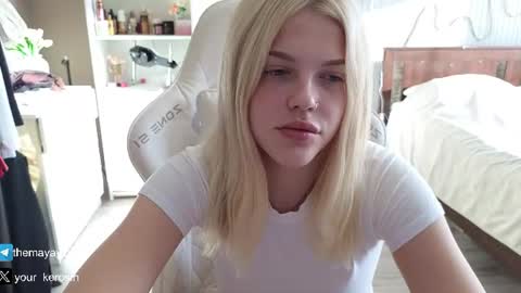 Snapshot of maya_blonde18 chatting on 07-17-26, 03:35 Maya online show from 07-17-26, 03:35