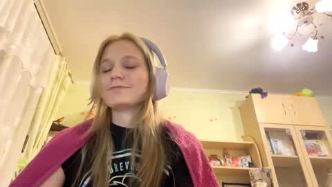 Snapshot of maybelleensminger chatting on 09-25-25, 04:21 Lola online show from 09-25-25, 04:21