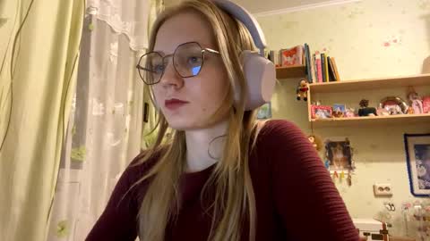 Snapshot of maybelleensminger chatting on 09-26-25, 03:49 Lola online show from 09-26-25, 03:49