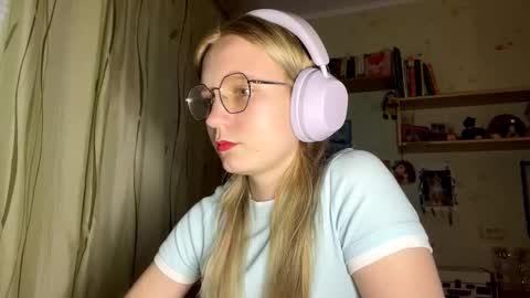 Snapshot of maybelleensminger chatting on 09-27-25, 02:33 Lola online show from 09-27-25, 02:33
