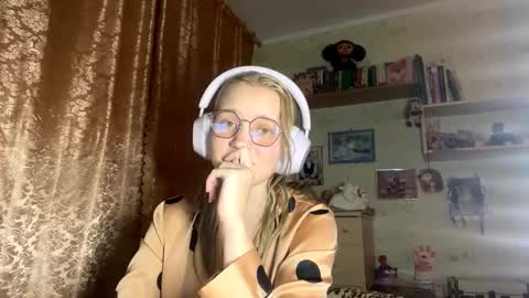 Snapshot of maybelleensminger chatting on 10-02-25, 07:21 Lola online show from 10-02-25, 07:21