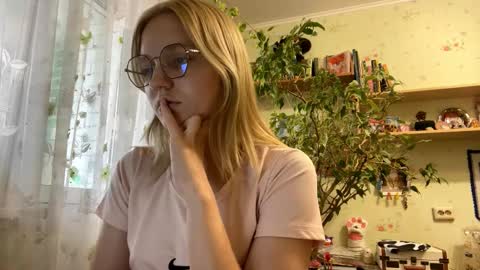 Snapshot of maybelleensminger chatting on 10-10-25, 11:09 Lola online show from 10-10-25, 11:09