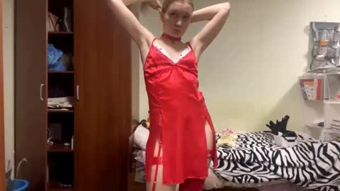 Snapshot of maybelleensminger chatting on 10-19-25, 12:39 Lola online show from 10-19-25, 12:39