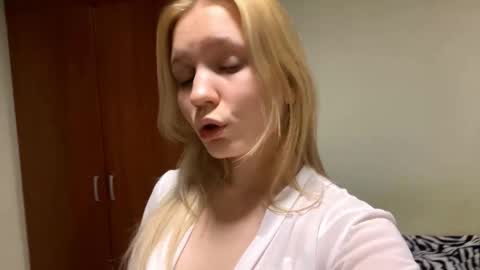 Snapshot of maybelleensminger chatting on 10-20-25, 09:37 Lola online show from 10-20-25, 09:37