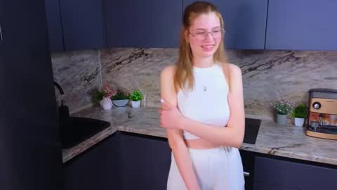 Snapshot of maydabarrick chatting on 02-11-25, 12:05 Mia online show from 02-11-25, 12:05