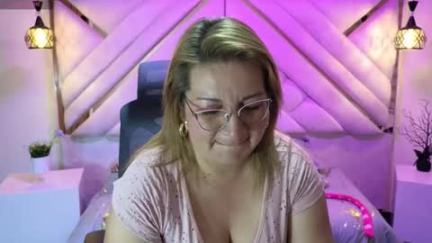 Snapshot of maylinleee chatting on 01-28-25, 01:50 Mailyn online show from 01-28-25, 01:50