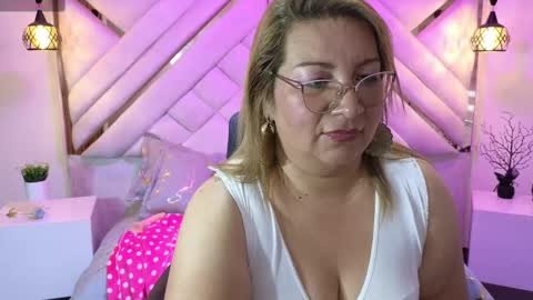 Snapshot of maylinleee chatting on 01-28-25, 10:45 Mailyn online show from 01-28-25, 10:45