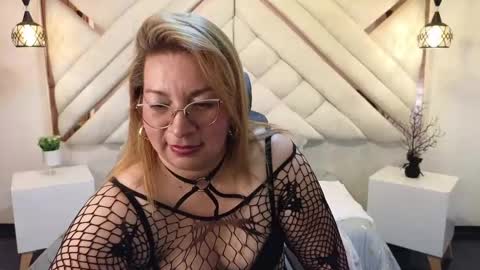 Snapshot of maylinleee chatting on 02-13-25, 08:55 Mailyn online show from 02-13-25, 08:55