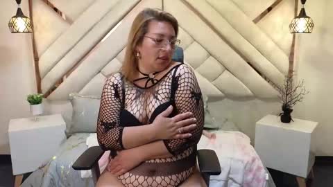 Snapshot of maylinleee chatting on 02-13-25, 11:58 Mailyn online show from 02-13-25, 11:58