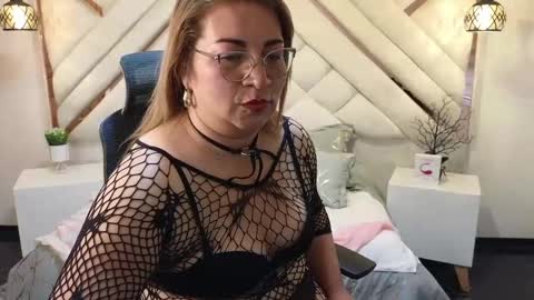 Snapshot of maylinleee chatting on 02-17-25, 10:47 Mailyn online show from 02-17-25, 10:47