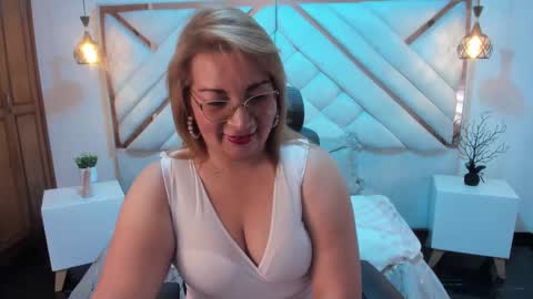 Snapshot of maylinleee chatting on 02-26-25, 07:49 Mailyn online show from 02-26-25, 07:49