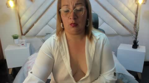 Snapshot of maylinleee chatting on 03-08-25, 01:50 Mailyn online show from 03-08-25, 01:50