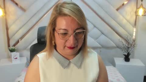 Snapshot of maylinleee chatting on 03-11-25, 11:44 Mailyn online show from 03-11-25, 11:44