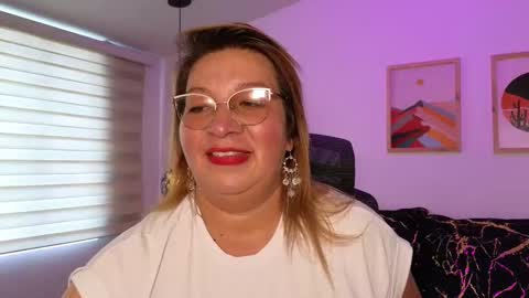 Snapshot of maylinleee chatting on 09-15-25, 07:36 Mailyn online show from 09-15-25, 07:36