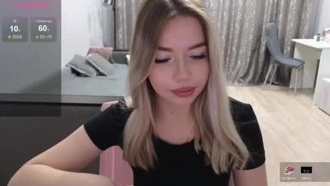Snapshot of maymallorie chatting on 10-25-25, 11:43 may online show from 10-25-25, 11:43