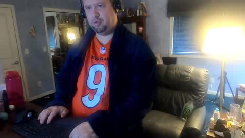 Snapshot of mckhero chatting on 12-17-24, 05:04 Sean online show from 12-17-24, 05:04