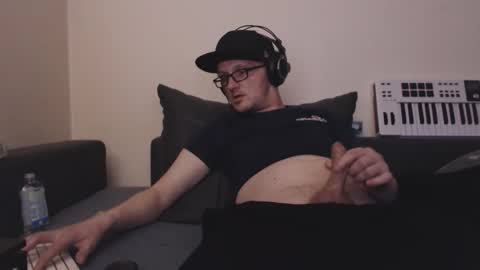 Snapshot of mcmike_es chatting on 11-04-25, 08:02 Mike online show from 11-04-25, 08:02