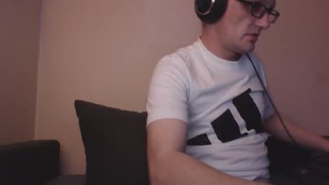 Snapshot of mcmike_es chatting on 11-14-25, 09:02 Mike online show from 11-14-25, 09:02