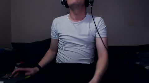 Snapshot of mcmike_es chatting on 12-05-25, 08:27 Mike online show from 12-05-25, 08:27