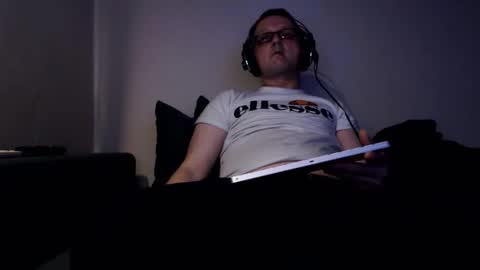 Snapshot of mcmike_es chatting on 12-19-25, 06:48 Mike online show from 12-19-25, 06:48