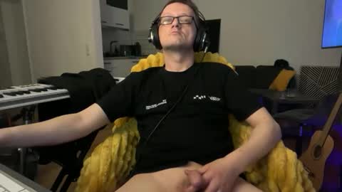 Snapshot of mcmike_es chatting on 02-20-26, 09:59 Mike online show from 02-20-26, 09:59