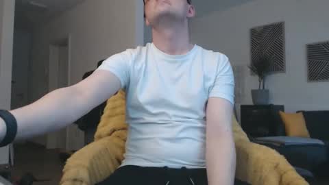 Snapshot of mcmike_es chatting on 03-21-26, 09:36 Mike online show from 03-21-26, 09:36