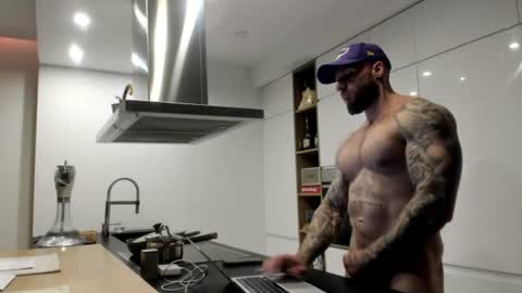 Snapshot of mealphamale chatting on 06-21-26, 06:32 Alpha Male online show from 06-21-26, 06:32
