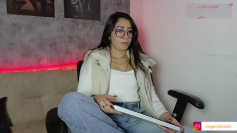 Snapshot of megan_bluee_ chatting on 06-29-26, 04:08 Megan Bluee online show from 06-29-26, 04:08