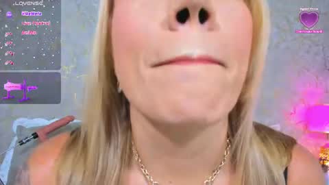 Snapshot of megan_clarck_ chatting on 06-09-26, 10:54 Puedes llamarme angy online show from 06-09-26, 10:54