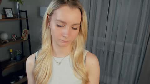 Elly online show from 04-17-26, 06:22