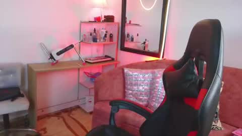 Snapshot of meggan_greey chatting on 07-12-26, 11:18 Your best slave online show from 07-12-26, 11:18