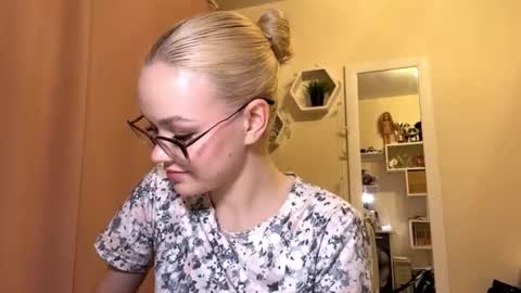 Mia online show from 03-27-26, 06:18