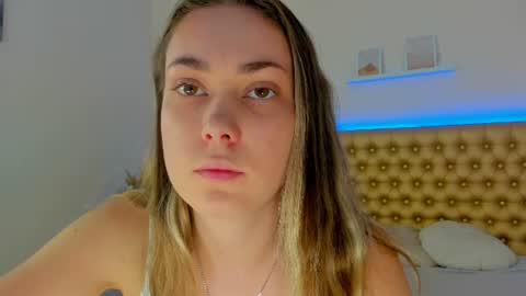Snapshot of melaniecutys chatting on 07-16-26, 05:35 Melania online show from 07-16-26, 05:35