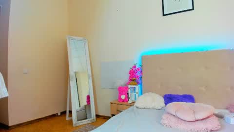 Snapshot of melaniecutys chatting on 07-17-26, 06:20 Melania online show from 07-17-26, 06:20