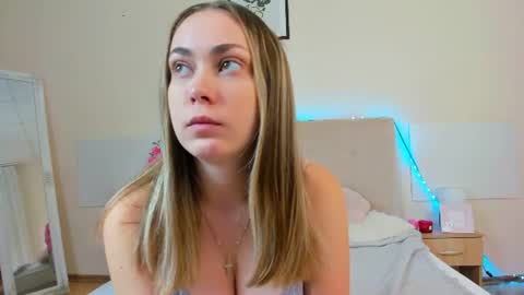 Snapshot of melaniecutys chatting on 08-07-26, 05:53 Melania online show from 08-07-26, 05:53