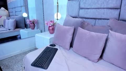 Snapshot of melaniee_joness chatting on 02-18-26, 05:09 melaniee_joness online show from 02-18-26, 05:09