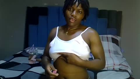 Snapshot of melanin_moon chatting on 06-12-26, 11:20 Moon online show from 06-12-26, 11:20