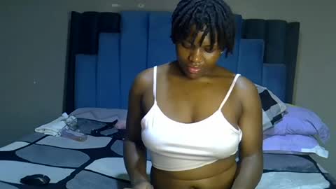Snapshot of melanin_moon chatting on 06-13-26, 11:35 Moon online show from 06-13-26, 11:35