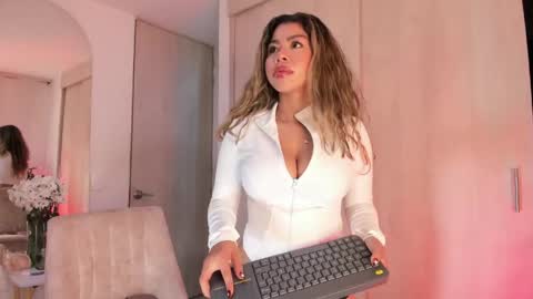 Snapshot of melina_ferrer1 chatting on 06-04-26, 12:55 EI online show from 06-04-26, 12:55