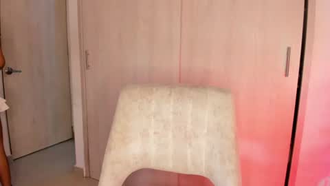 Snapshot of melina_ferrer1 chatting on 06-20-26, 02:42 EI online show from 06-20-26, 02:42